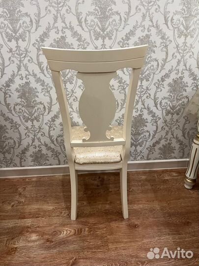 Стол и стулья