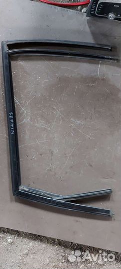 Уплотнитель стекла задний правый на Ford Fiesta