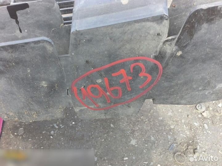 Решетка в бампер центральная Renault Megane III 20