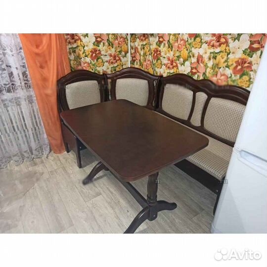 Кухонный уголок со столом из массива