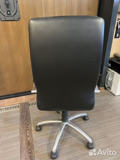 Офисное кожаное кресло