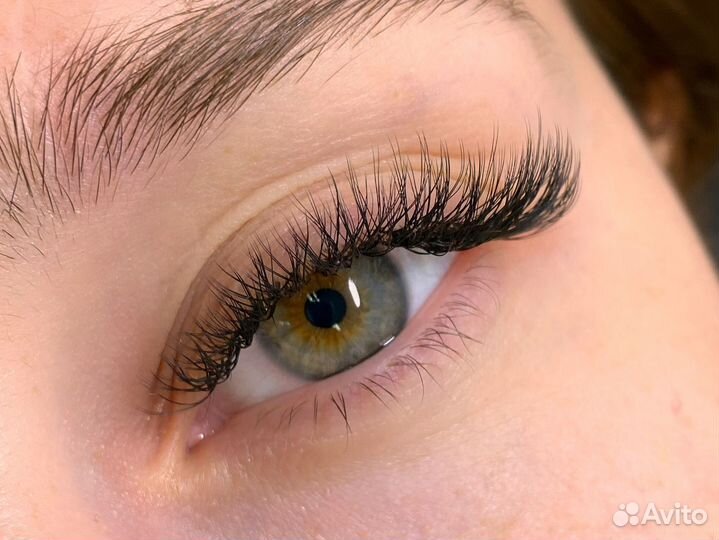 Наращивание ресниц и оформление бровей