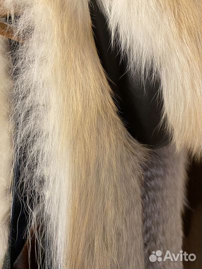 Меховая жилетка с капюшоном