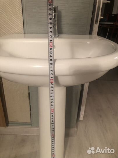 Раковина на пьедестале со смесителем