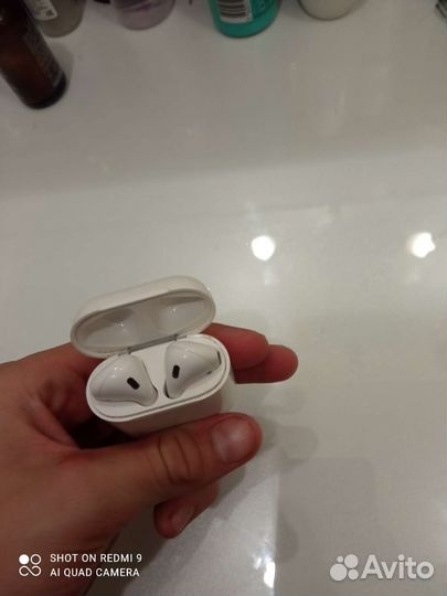 Продам airpods наушники один не работает