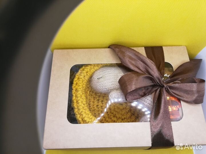 Вязаный спящий зайчонок