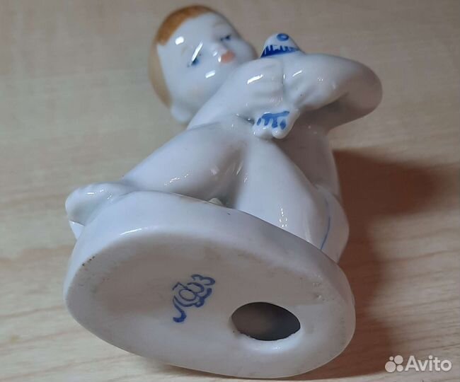 Фарфоровая статуэтка мальчик с рыбкой