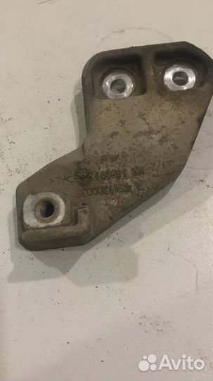 Кронштейн компрессора кондиционера Mitsubishi Colt