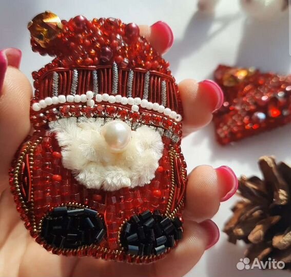 Брошь ручной работы из бисера Гномик