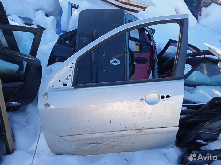 Дверь передняя левая серебристая ford focus 1
