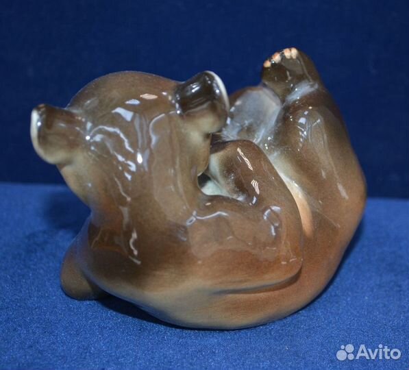 Фарфоровая статуэтка- лежащий медвежонок. лфз