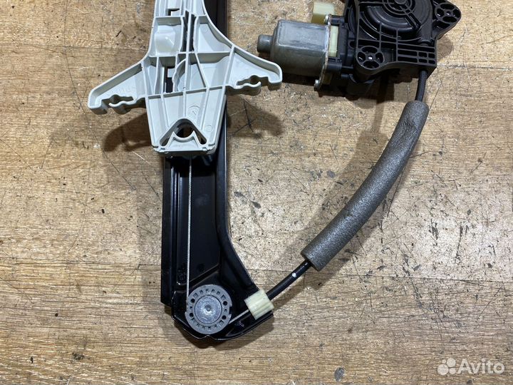 Стеклоподъемник задний левый Skoda Superb 3 C104