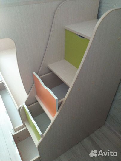 Кровать двухьярусная