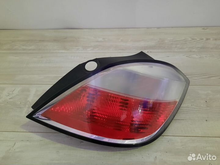 Фонарь правый Opel Astra H