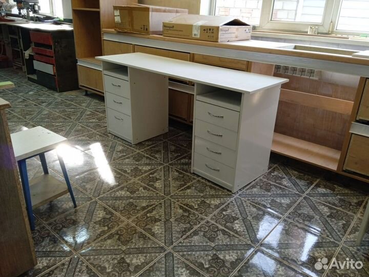 Маникюрный стол складной