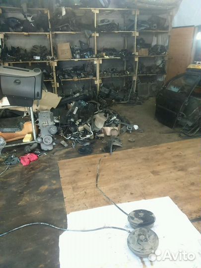 Щит опорный задний правый Рено Логан