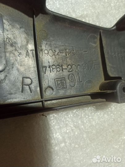 Заглушка сидения правая Toyota Carina st190