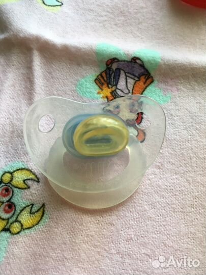 Бутылочки, пустышки, ложечка, подгузники