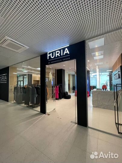 Стеклянные пеpeгоpодки в торговый центр