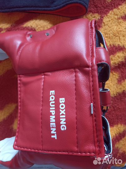 Боксерские перчатки, шлем защитный