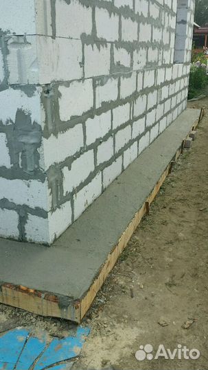 Бригада строителей плотники