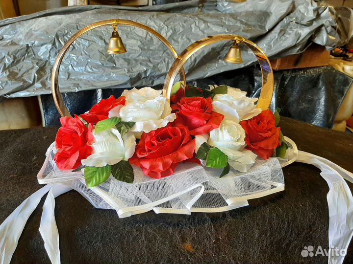 Украшение на крышу авто: свадебные кольца