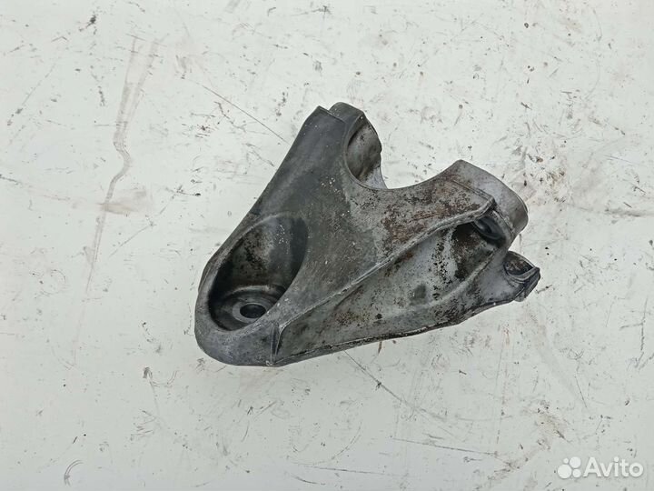 Кронштейн опоры двигателя левый Ауди Q7 Touareg 7L