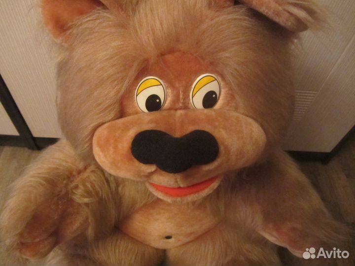 Большой плюшевый медведь