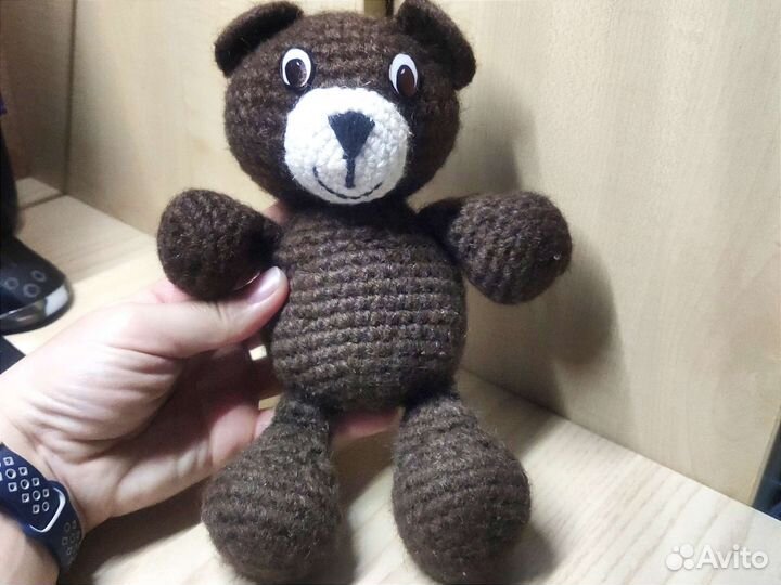 Вязаная игрушка ручной работы медведь