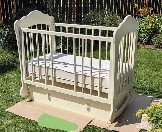 Детская кроватка с маятником и ящиком