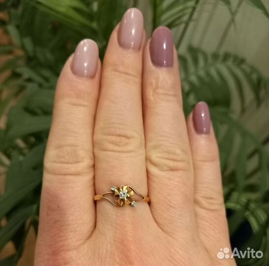 Золотое кольцо Тюльпан с 3 бриллиантами