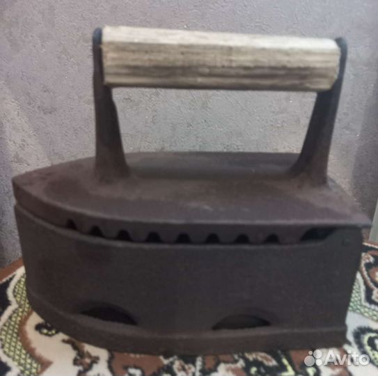 Старинный утюг на углях