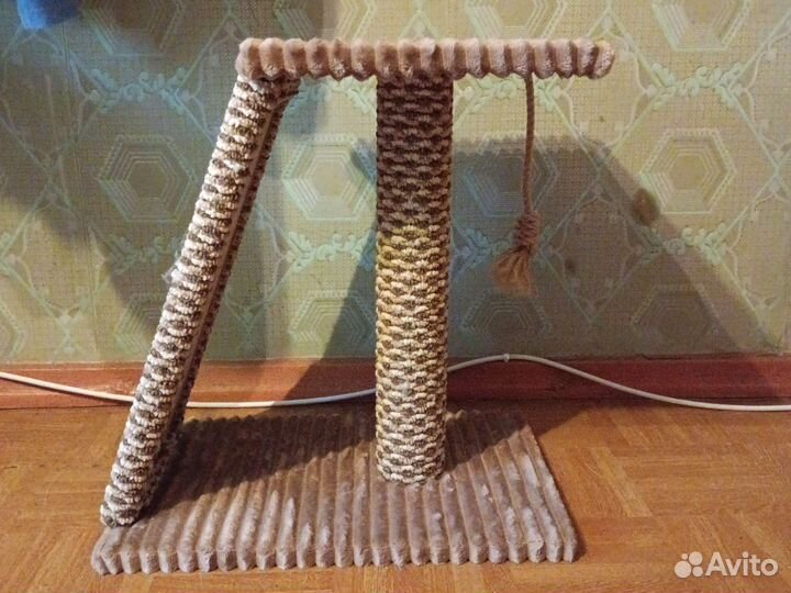 Когтеточка с платформой, лесенкой и игрушкой