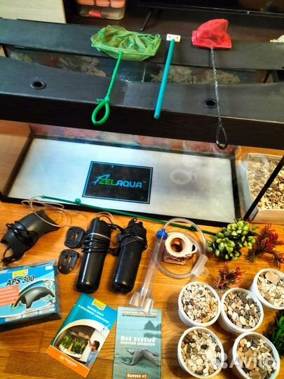 Аквариум для рыб и много аксессуаров к нему