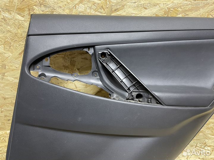 Обшивка двери задней правой (кожа) Toyota Camry 40