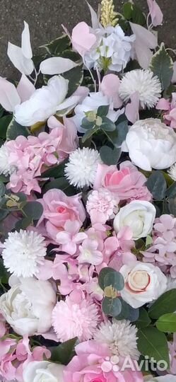 Композиции из живых и искусственных цветов