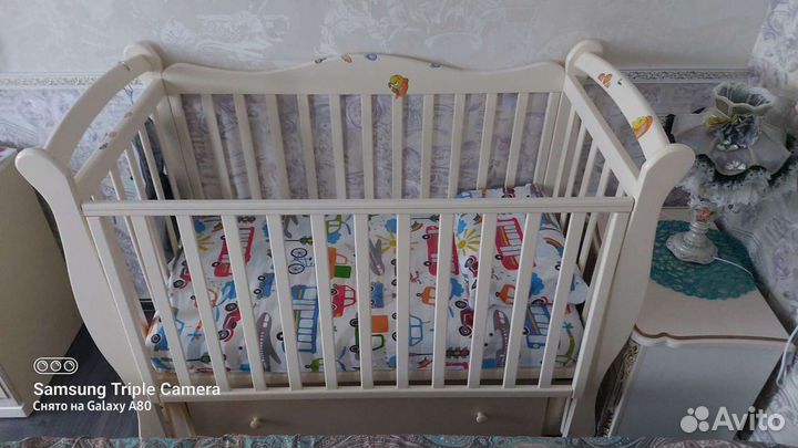 Детская кроватка с маятником и ящиком