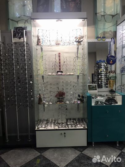 Стеклянный шкаф-витрина