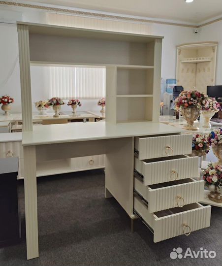 Письменный стол