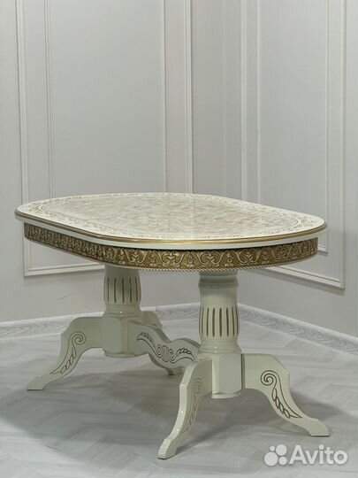 Стол и стулья в гостиную. В наличии