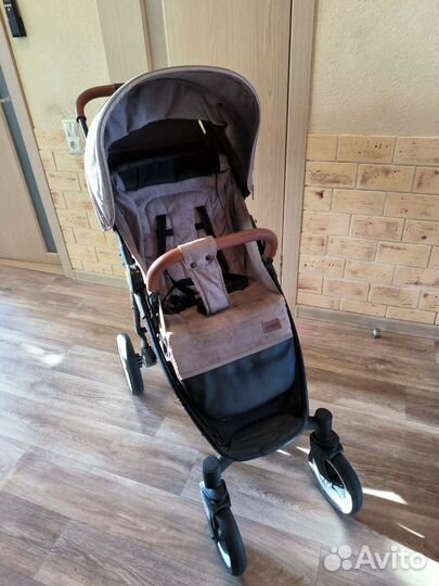 Коляска прогулочная всесезонная