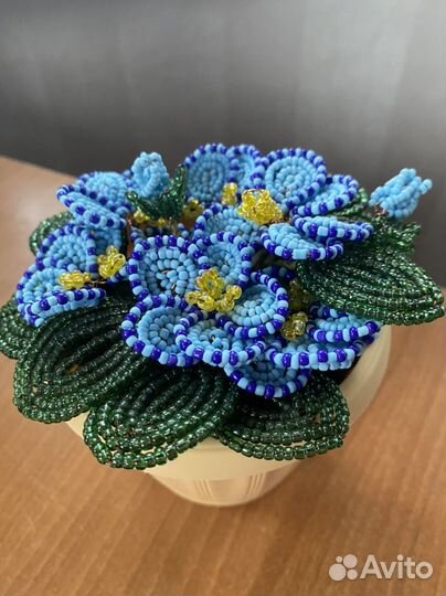 Фиалка ручной работы из бисера