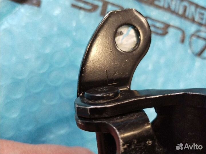 Петля двери тойота и лексус 68780-52031 NEW