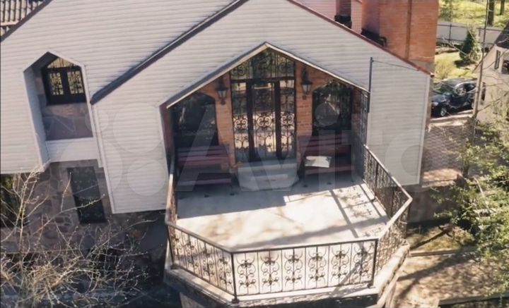 Коттедж 445 м² на участке 20 сот.