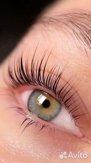 Модель на брови