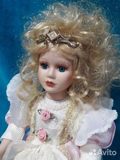 Кукла фарфоровая