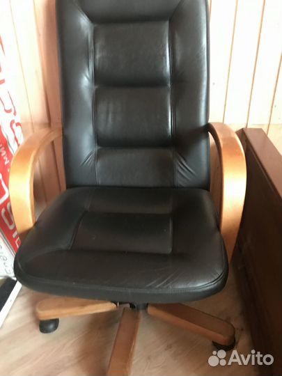 Угловой письменный стол с полками