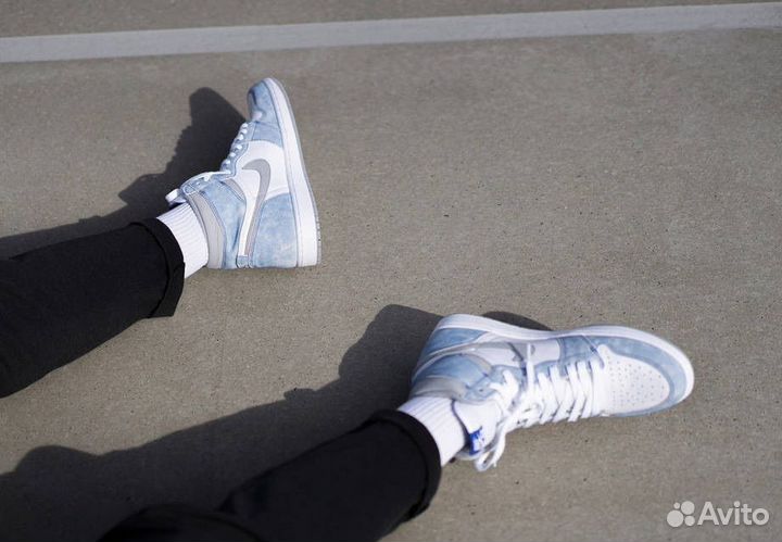 Air Jordan 1 Hyper Royal Smoke Grey