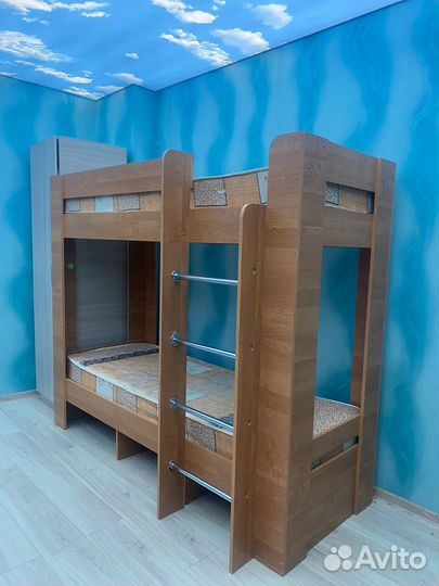 Продам двухярусную кровать с матрасами