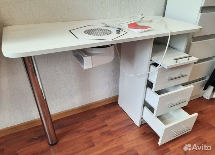 Стол маникюрный с пылесосом